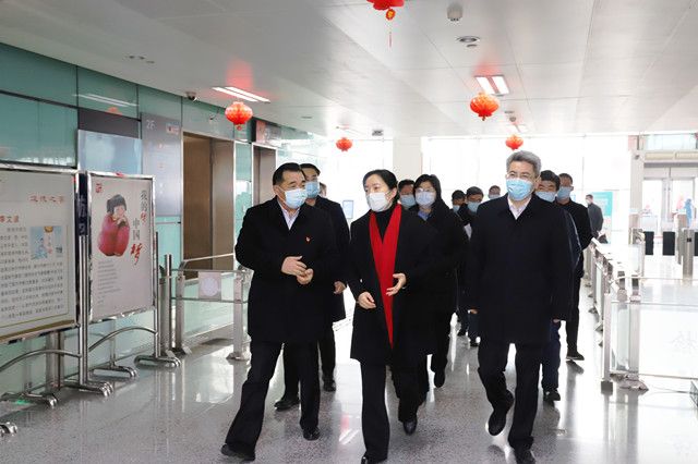 市領(lǐng)導(dǎo)至車站走訪慰問和疫情防控、保供應(yīng)保安全保暢通工作督查